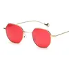 óculos de sol matizados vermelho