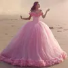 Nuevo Bebe Rosa Dulce 16 Princesa Quinceanera Vestidos au large de Hombro Flores Bola Bola Vestido de Cintura Vasca Vestidos de Baile Largo