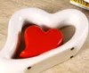 赤い白い陶磁器の心の花の花瓶デザインの家の装飾工芸品部屋装飾飾り磁器の置物の結婚式の装飾