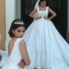 Blommiga pärlor dubai bröllopsklänningar mode fyrkantiga hals spets applique öppna rygglösa bröllopsklänning stunning arabia boll klänning bröllopsklänning