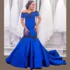 Kungliga blå sjöjungfrun kvällsklänningar med applikationer av axel korta ärmar sopa tåg formella klänning prom party kappor plus storlek klänningar