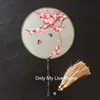 Kiraz çiçekleri Doğal İpek Kumaş Fan Geleneksel Tam El Yapımı Çift Nakış Çin Fan Ahşap Saplı Düğün Dekorasyon Fan Hediye