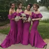 Mörk Fushia sjöjungfru brudtärna klänningar för bröllop sexig av axeln Satin Maid of Honor Gowns Sweep Train Bridesmaid Dress Cheap