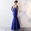 Vestidos de noche de sirena de satén de media manga con apliques de encaje 2019 Vestidos de noche largos con cuello transparente Vestidos de fiesta con botones en la espalda Royal B6889270