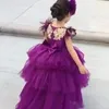 高い低紫色の花の女の子のドレス王女着用キャップスリーブ羽毛ビーズアップリケパージェントガウンのための誕生日結婚式のドレス