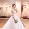 Bröllopsklänning 2018 Bruden Elegant Båt Neck Lyx Lace Broderi Klassisk Långt tåg Nobla Bridal Klänningar Vestido de Noiva