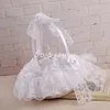 Cesto per ragazza di fiori in pizzo bianco elegante. Bellissimi favori rotondi in raso di seta. Accessorio per matrimonio. Decorazione per feste H5618