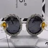 Europa i Stany Zjednoczone ustawiają kolor Diamond Chrysantemum Crystal Sunglasss Nowe okrągłe fala Kobiety Refleksyjne okulary przeciwsłoneczne