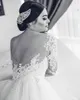 Robes de mariée romantiques en tulle à plusieurs niveaux en dentelle avec des appliques en dentelle à manches longues et train de balayage