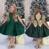 2019 Emerald Green Flower Girls 'Dresses Little Girls Födelsedag Klänning Knee Längd Guld Sequined Big Bow Sleeves Custom Made Kids