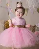ピンクのレースボールガウンフラワーガールドレスウェディングジュエルネックの幼児のページェントガウン蝶ネクタイチュール子供の誕生日ドレス