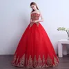 018 Neues Ballkleid, Spitze, Tüll, rotes Hochzeitskleid mit Schwanz, chinesischer Musterstil, billiges China-Stickerei-Brautkleid