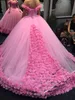 Vestidos de baile 2019 Lujo 3D Floral Vestido de fiesta Modesto Fuera del hombro Catedral Tren Vestidos de quinceañera Sweety 15 Niñas Vestidos de disfraces