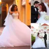 vestidos de novia de bola de escote cariño.