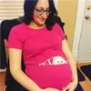 Härlig sommar moderskap Graviditet T Shirt Kvinnor Tecknad Tee Baby Print Staring Gravid Kläder Rolig T-shirt
