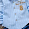 Осень Baby Boy Костюм Рубашка Футболка + джинсы 2 шт. Комплект полосатый кардиган галстук-бабочка мода джинсовый костюм буквенно-цифровой 8 Детская одежда