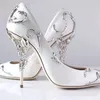 Ornamental Filigree Leaves Spiraling Naturligt Upp Heel White Women Wedding Shoes Chic Satin Stiletto Heels Eden Pumps Bridal