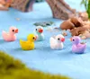 50ピース/ロットかわいいアヒルミニチュアPVCアクションフィギュア動物の置物マイクロランドスケープミニ置物ドールハウスフェアリーガーデン装飾