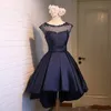 Granatowy Niebieski Wysoki Niski Koktajl Prom Dresses Jewel Sheer Neck Cap Krótkie Rękawy Aplikacja Linia Satynowa Koronki Tanie Homecoming Formalne Suknie Dress