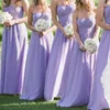 Langes Brautjungfernkleid aus lavendelfarbenem Chiffon, trägerlos, herzförmig, gerüscht, A-Linie, bodenlanges Brautjungfernkleid, Boho-Kleider für Hochzeitsgäste am Strand