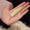 Brooches entières Men Gold Feather Suit Femmes Broaches Version Feuilles Hijab Pins Brooch Mens Brooches Brooches Flower Lapon8137053