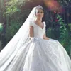 Dubai Brautporträt, Prinzessin-Hochzeitskleid, luxuriöse, schulterfreie Brautkleider mit Spitze und Applikationen, glamouröse königliche Hochzeitskleider von Arabia