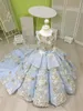 Himmelblaue Ballkleid-Mädchen-Festzug-Kleider mit Champagner-Blumen, Spitze, abgestufte Blumenmädchen-Kleider für Hochzeit, Sweep-Zug, Kinder-Abschlussballkleid
