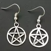 Mode Smycken 50Pair / Lot Forntida Silver Pentagram Pentacle Charm Pendants Drape Earrings Witch Pagan Goth Smycken Gift A45