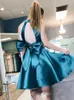Söta två styck korta homekomande klänningar halter satin backless prom klänningar härliga fest klänningar nyckelhål tillbaka med båge