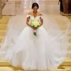 채플 기차 플러스 사이즈 웨딩 드레스는 어깨 튤레의 아플리케를 위로 아프리카의 웨딩 가운 위로 라인 레이스 저렴한 신부 드레스