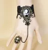 Hot New Vintage Gothic Black Lace Piratkopiera Skull Hand Ornamenter med Ring Integrated Chain Fashion Classic Elegant