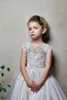 Pentelei 2019 New Arrival Flower Girl Sukienki na plażę Wesela Koronki Appliqued Little Kids Suknie Dziecięce Tanie Cap Communion Sukienka