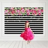 Schwarz-weiß gestreifter Prinzessinnen-Mädchen-Geburtstagshintergrund, bedruckte goldene Tupfen, rosafarbene Blumen, Party-Fotoautomaten-Hintergrund