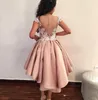 2018 abiti da cocktail corti rosa blush da spalla in pizzo bianco applique in pizzo overkirts abiti da ballo per la laurea Homecoming W5972126