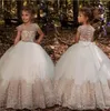 Lovely Jewel Neck Cap Sleeves Little Flower Girl Dresses Lace Appliques Knappar Back Ball Gown Organza Girls Pageant Wear för tonåringar