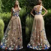 Butterfly and Flower Prom Dresses 2018 Sheer Neck Bez Rękawów Długi Suknie Wieczorowe Back Cated Guziki Arabskie Formalne Dress Custom
