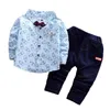 Set di vestiti per neonato moda autunno Camicia a maniche lunghe in cotone con stampa + jeans + papillon Set di abbigliamento per neonato da 3 pezzi
