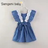 Tjejer klänningar blå bomull elastisk band midja spets spliced ​​ärmlös klänning med fickan tillbaka slips mjukt baby flicka kläder mode 2018 barn