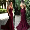 Skromna V-Neck Wino Czerwona Koronka Długa Prom Dresses Sweep Train Backless Dresses Suknie Prom Suknie Vestidos De Festa Specjalne okazje