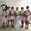 Sexig härlig Dubai Short Bridesmaids Dresses Fashion High Neck Appliques Bow Ärmlös Mini Prom Dress Saudiarabien Maid of Honor Dresses