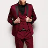 Helt ny brudgum Tuxedos vin topp lapel groomsmen bröllop mens blazer middag fest kostymer (jacka + byxor + väst + slips) j788