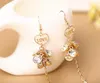 Los aretes chapados en oro con circonitas de Corea del Sur de estilo popular con aretes LOVE con corazón de diamantes triple a son elegantes y elegantes