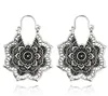 Pendientes bohemios con forma de media luna para mujer, aretes florales tallados con patrón de flores, chapados en oro antiguo/plata