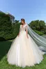 Crystal Design Sheer Jewel Neck Lace Ball Gown Bröllopsklänningar med Långärmad Champagne Plus Storlek Bröllopsklänning Bröllopklänningar