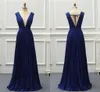 Sexig Royal Blue Bridesmaid Dresses Deep V Neck Open Back Chiffon Ruched Golv Längd Billiga Long Prom Kväll Formell Klänning Kappor 2019