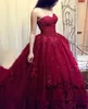 魅力的なアラビア語ドバイ結婚式ガウンビーズレースアップリケ手作り花ブライダルドレス華やかな赤いチュールチャペル列車のウェディングドレス