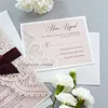 White Chantilly Lace Laser Cut Wrap Invitation White Laser Cut Wedding Inbjudan med Blush Shimmer Insert och Bourgogne Ribbon 7129536