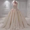 Abiti da sposa affascinanti con perline di Dubai con spalle scoperte Petali di pizzo applique Abito da ballo Abito da sposa Abiti da sposa soffici principessa dell'Arabia Saudita