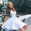 Silver White Short Homecoming Dresses Sexy V Neck Appliques Satin Backless Kort Party Klänningar Eleganta Prom Klänningar