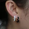 kleiner Creolen-Ohrring, weiß, schwarz, rot, mehrfarbig, Creolen mit bunter Emaille, modische, trendige Damen-Geschenk-Schmuck-Ohrringe